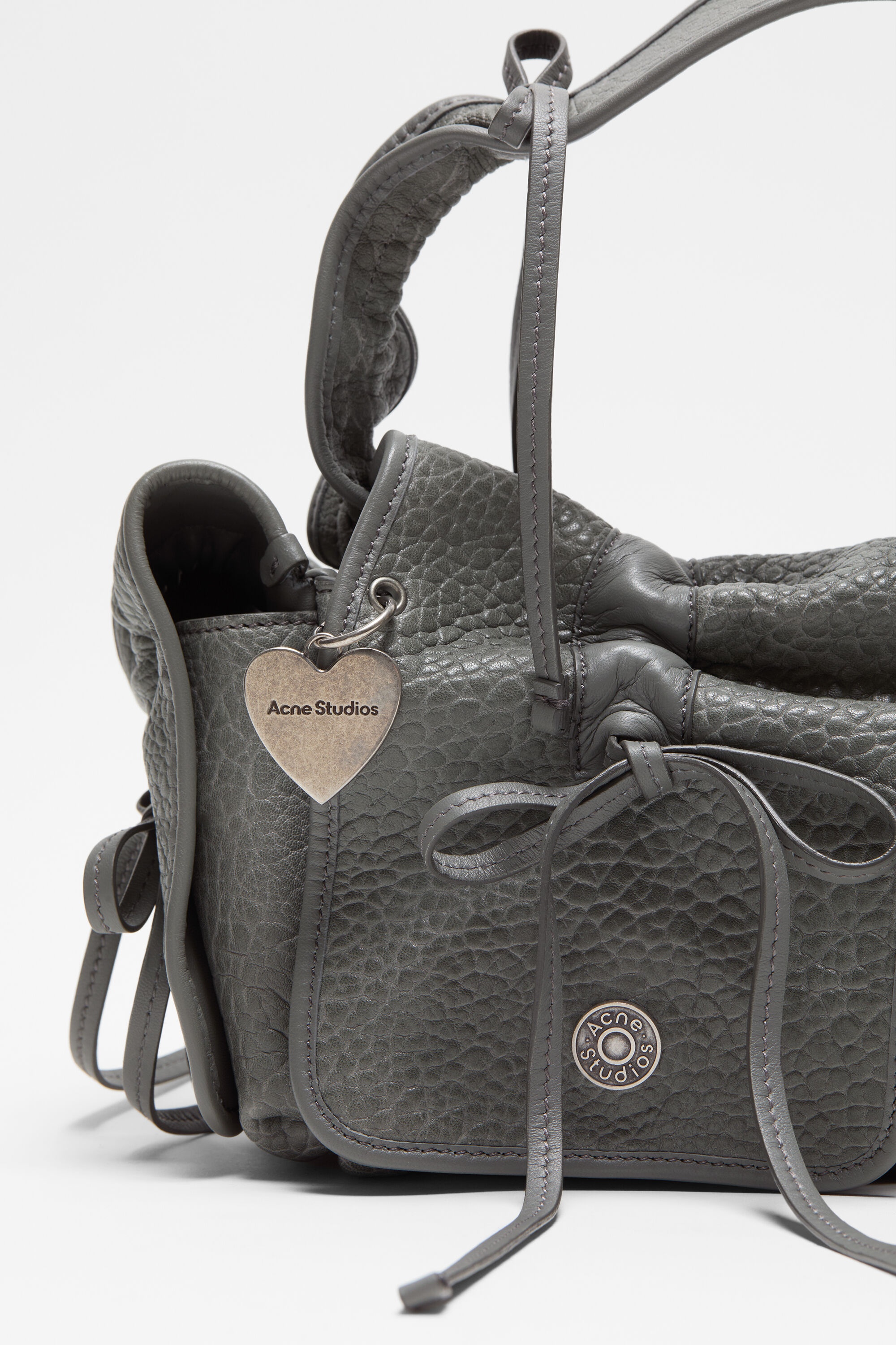 Multipocket grained leather bag - Cold grey - 5