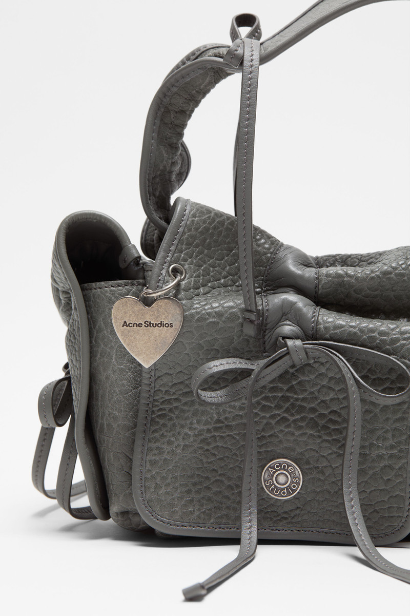 Multipocket grained leather bag - Cold grey 5