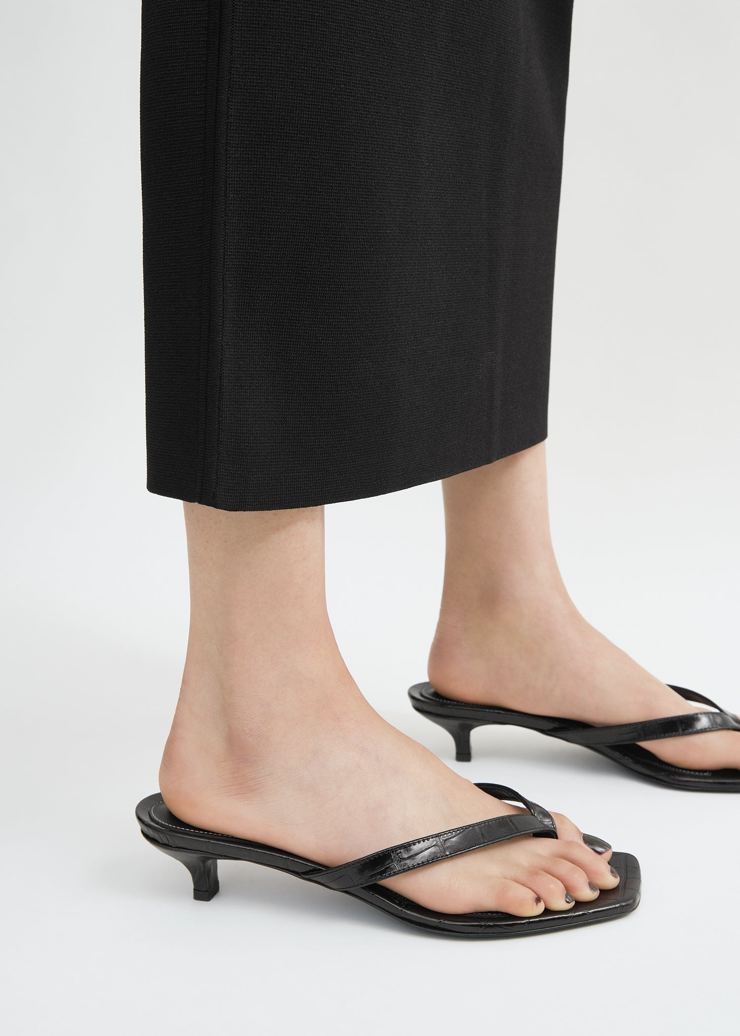 Croco-embossed heeled flip flops black - 3