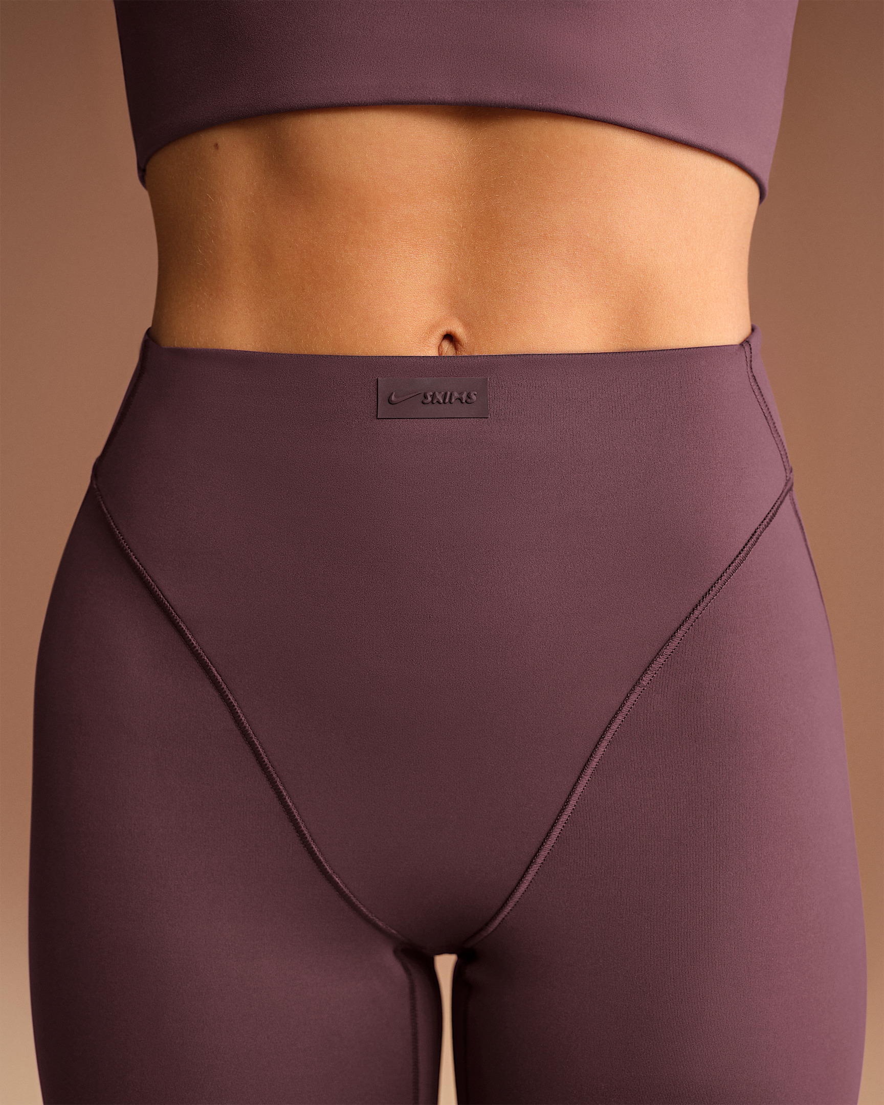 NikeSKIMS Matte Women's High-Waisted V-Line 26" Leggings - 6