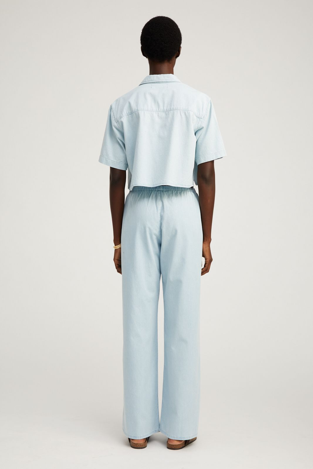 LIGHT BLUE CHAMBRAY SHORT SLEEVE CROPPED BUTTON DOWN - 4