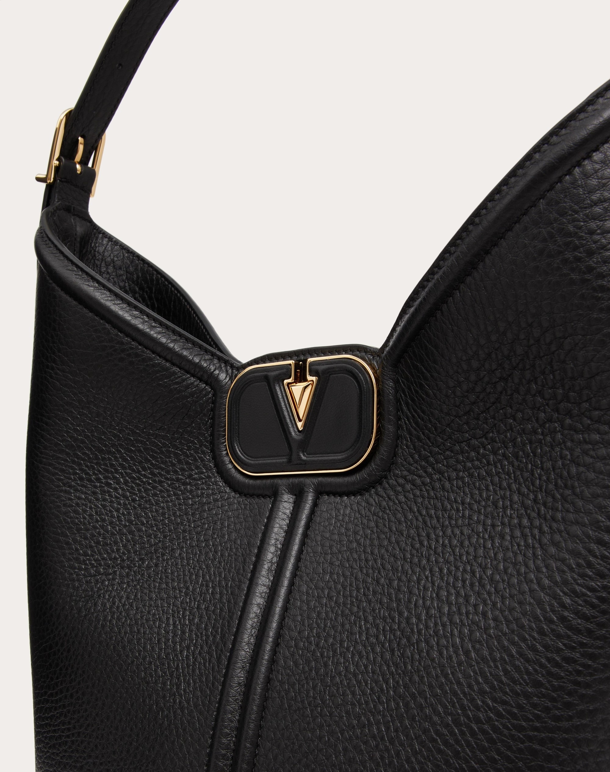 VLOGO LEATHER HOBO BAG IN GRAINY CALFSKIN - 7