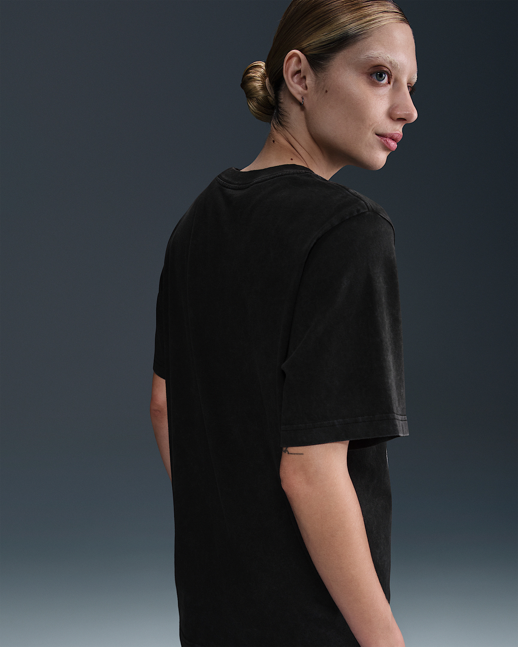 Nike Women's Loose Short-Sleeve Basketball T-Shirt - 2