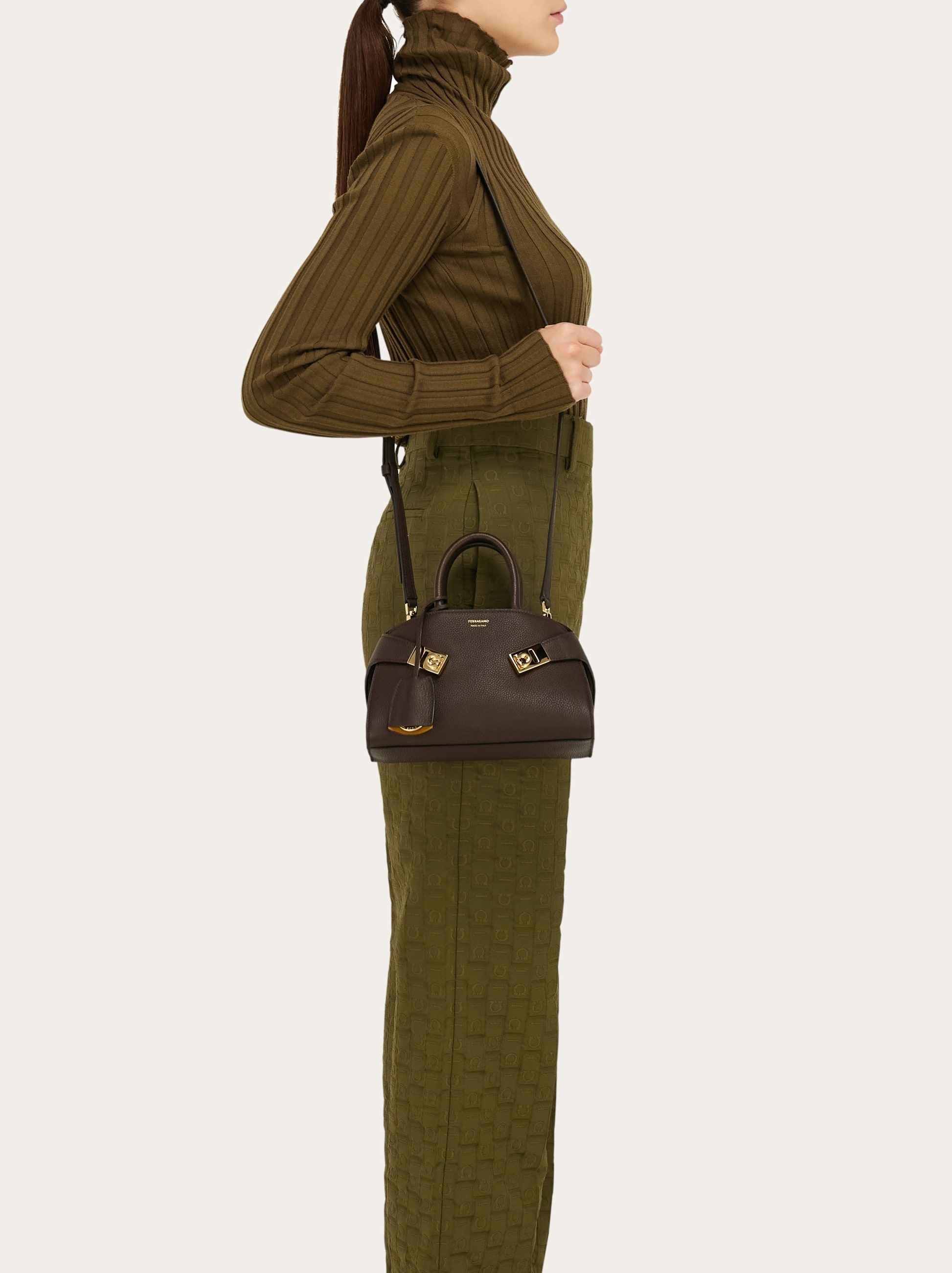 Hug bicolor handbag (M) - 3