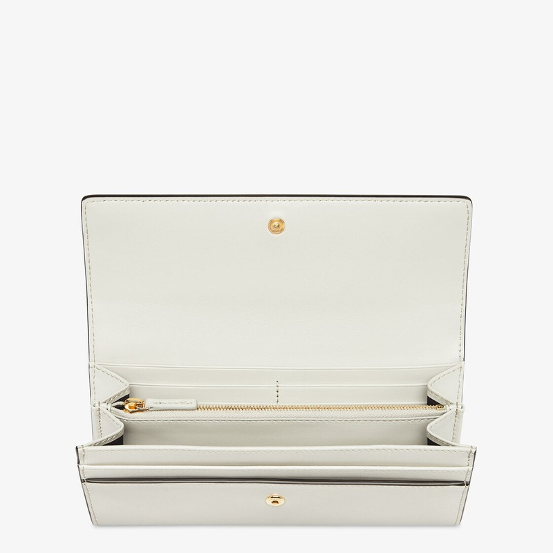 FENDI Continental Fendi Roma wallet fastened with a press stud. Spacious and well organized, with two guss outlook