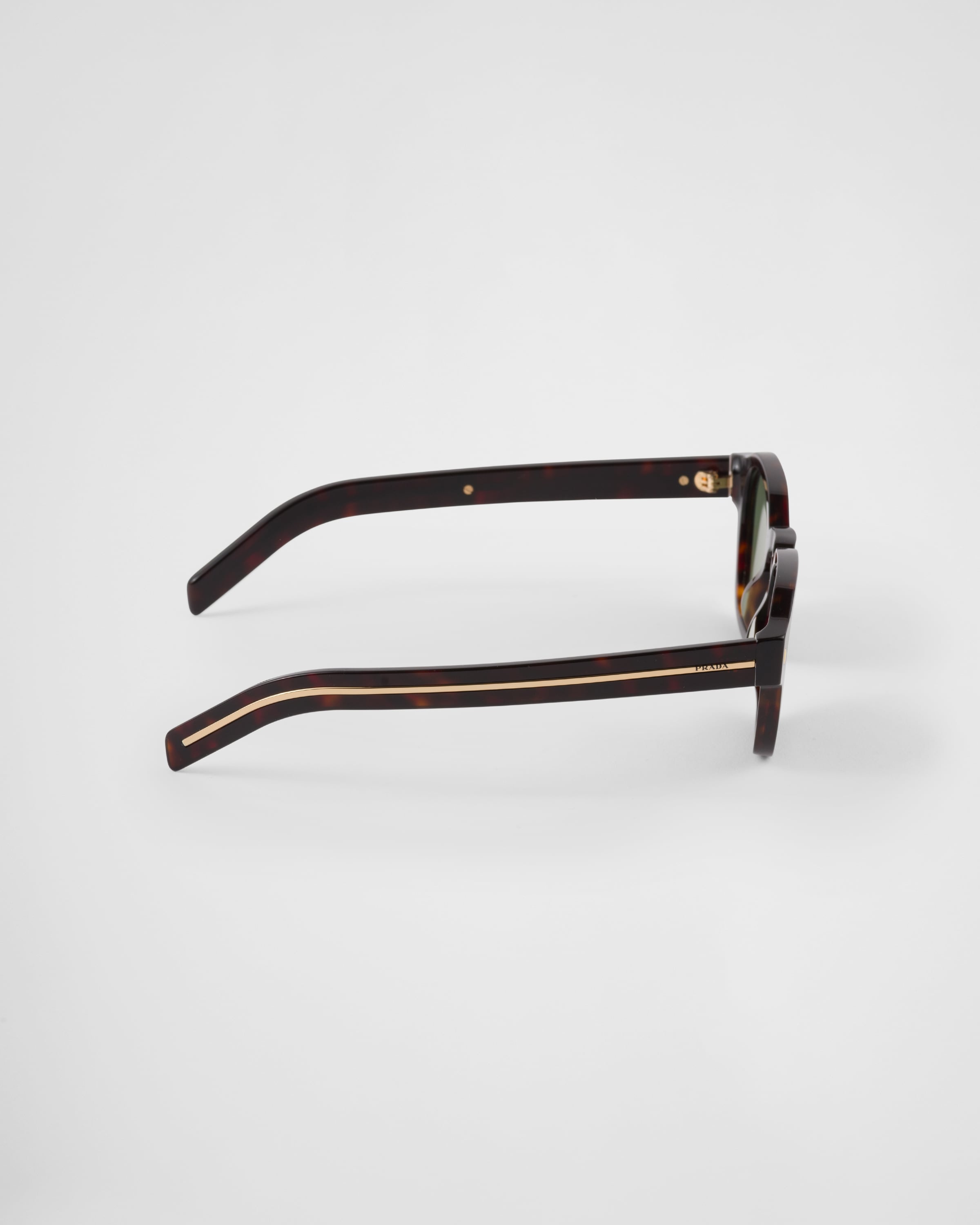 Sunglasses with iconic metal plaque - 4