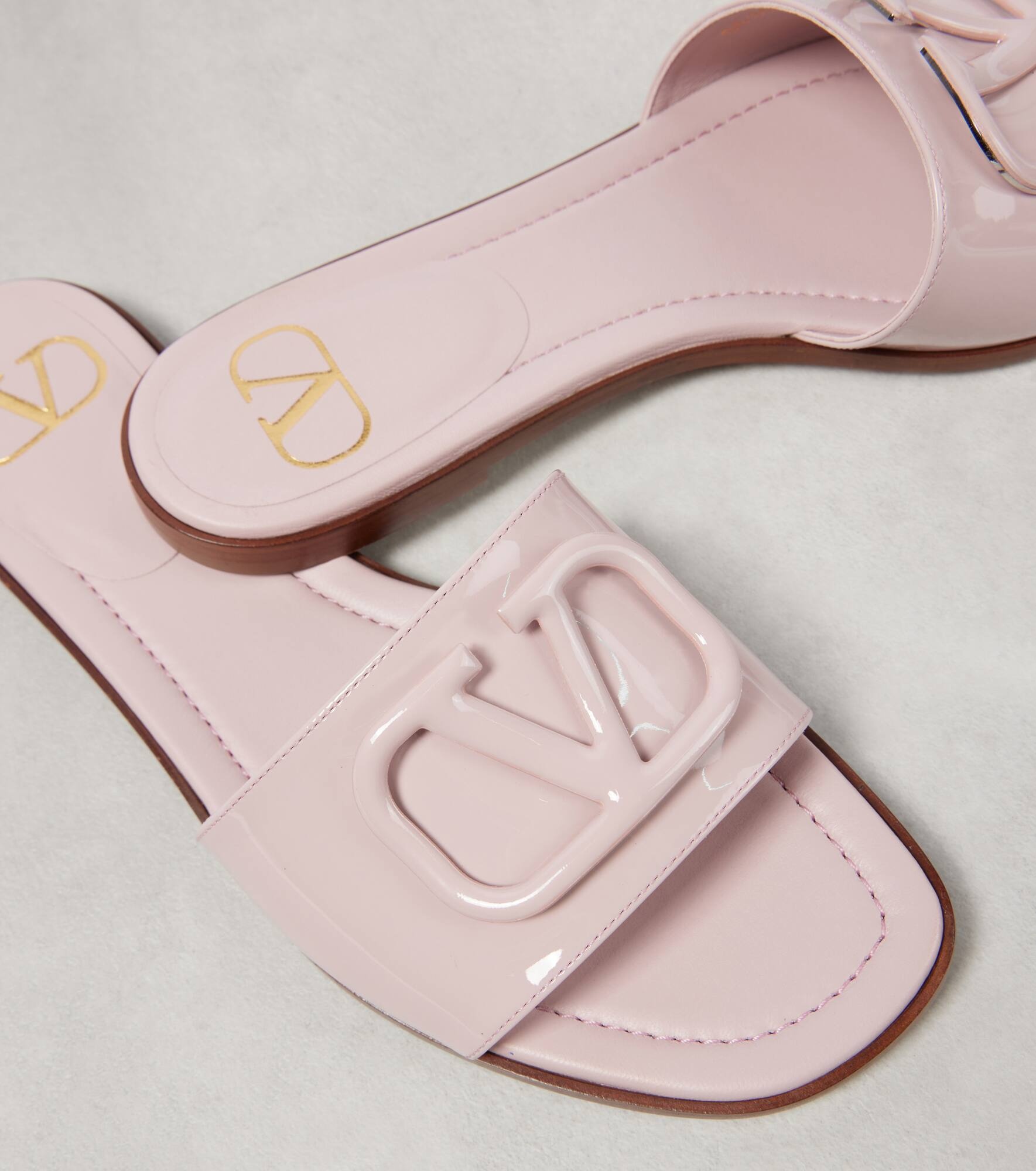 VLogo patent leather slides - 5