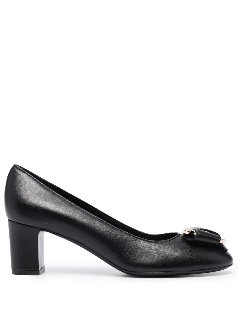 plaque-detail pumps 1