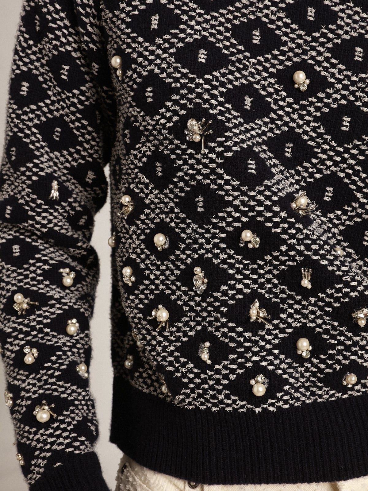 Women's round-neck sweater with white and blue geometric motifs - 5