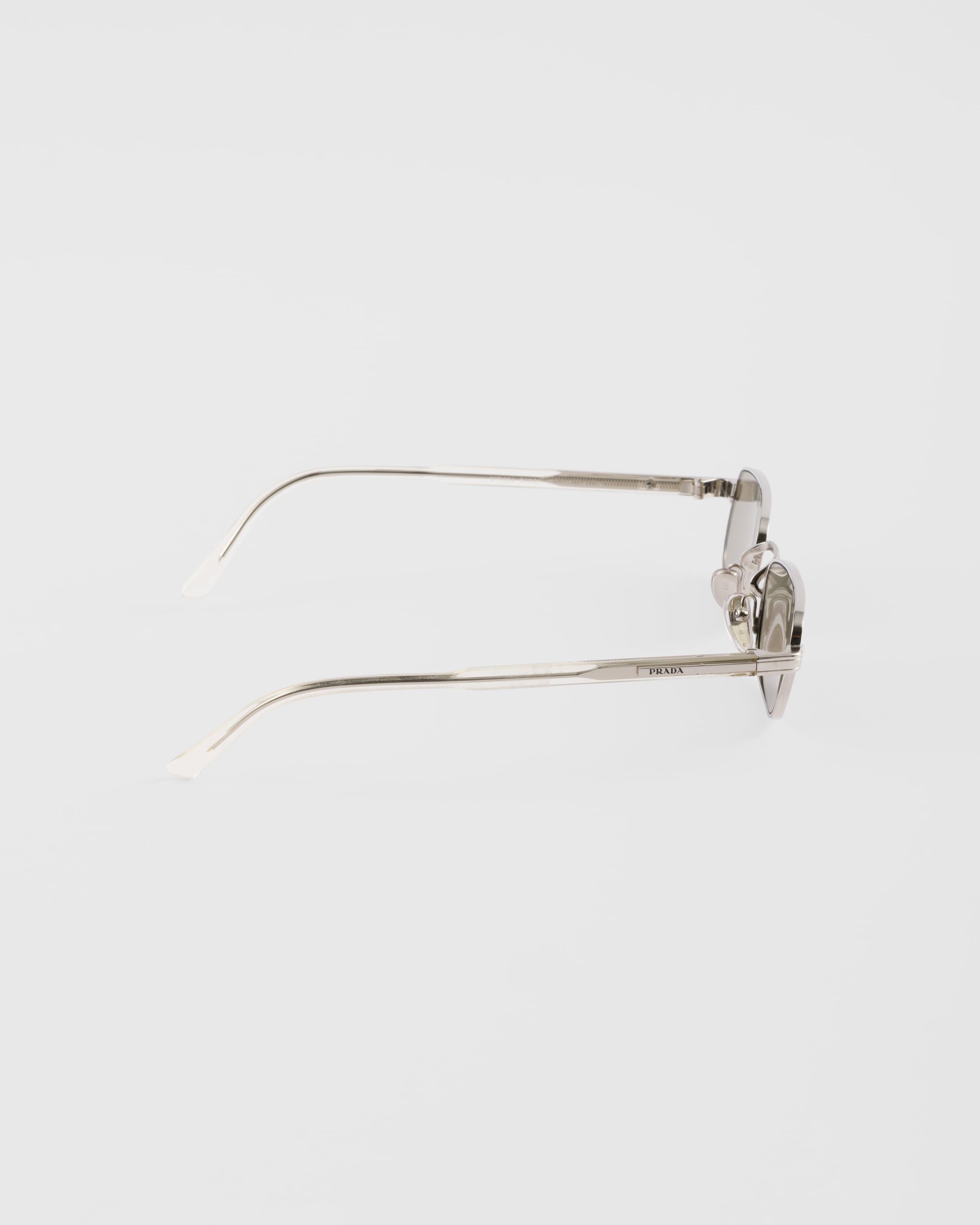 Sunglasses with the iconic metal plaque - 4