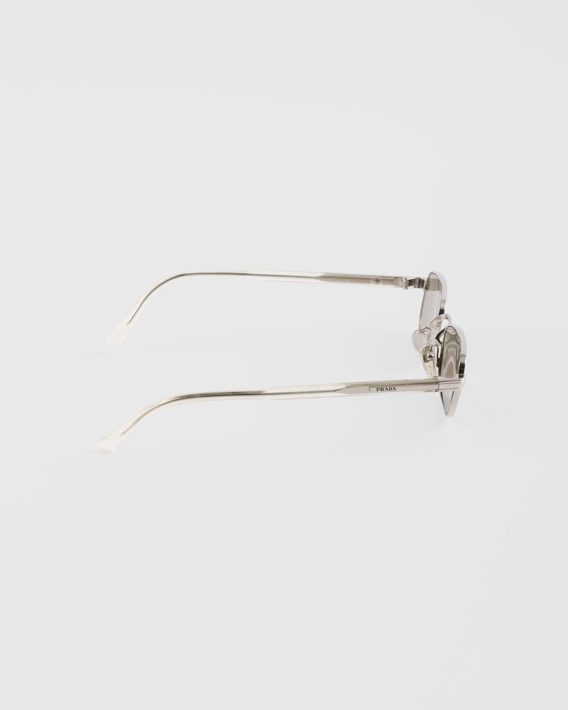Sunglasses with the iconic metal plaque 4