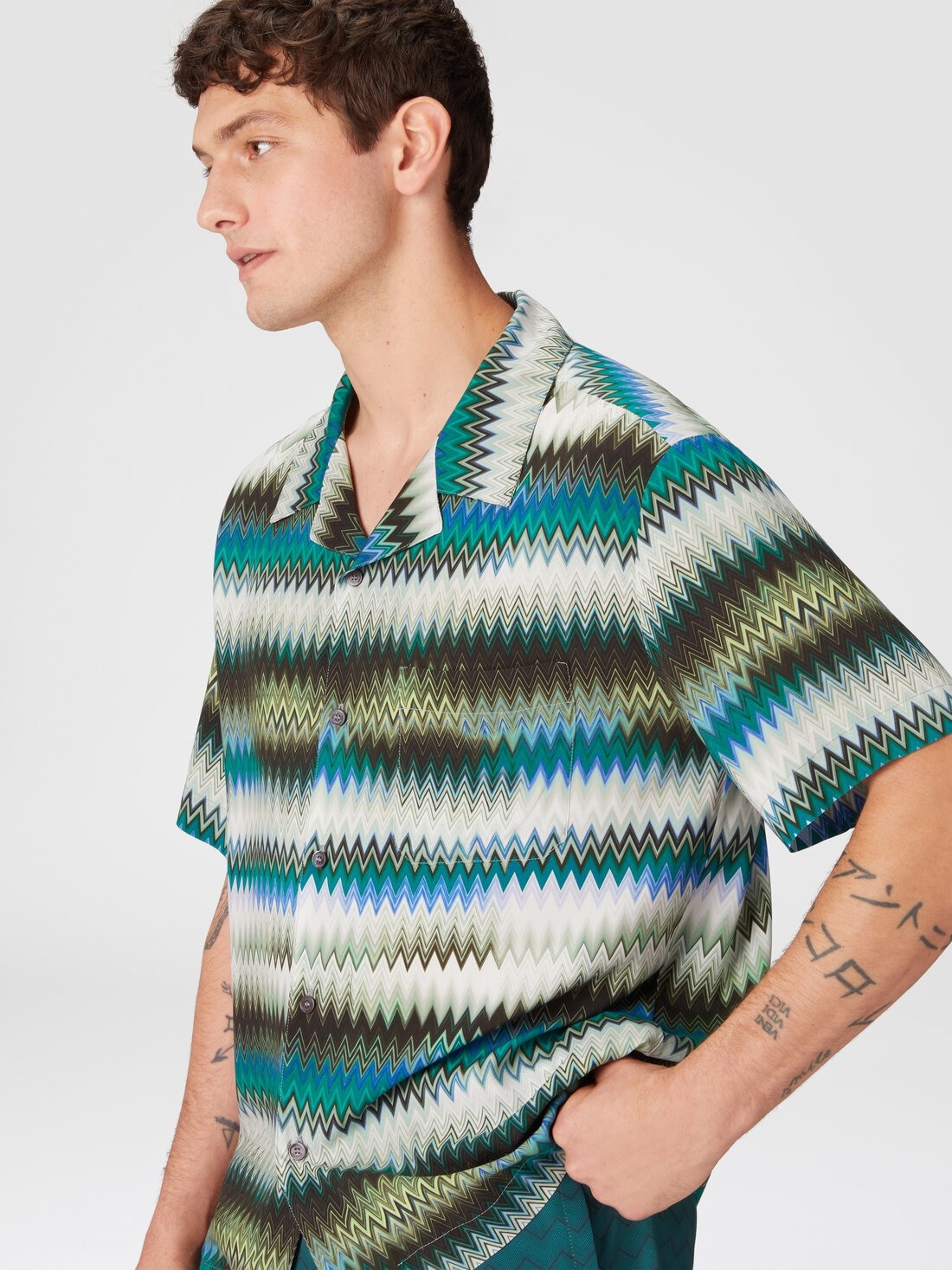 Bowling shirt with gradient micro zig zag print and breast pocket - 4