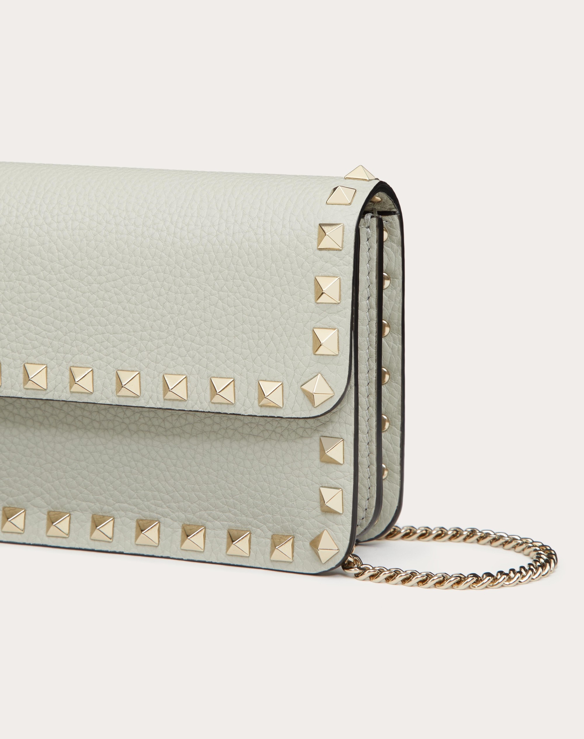 ROCKSTUD GRAINY CALFSKIN CHAIN POUCH - 2