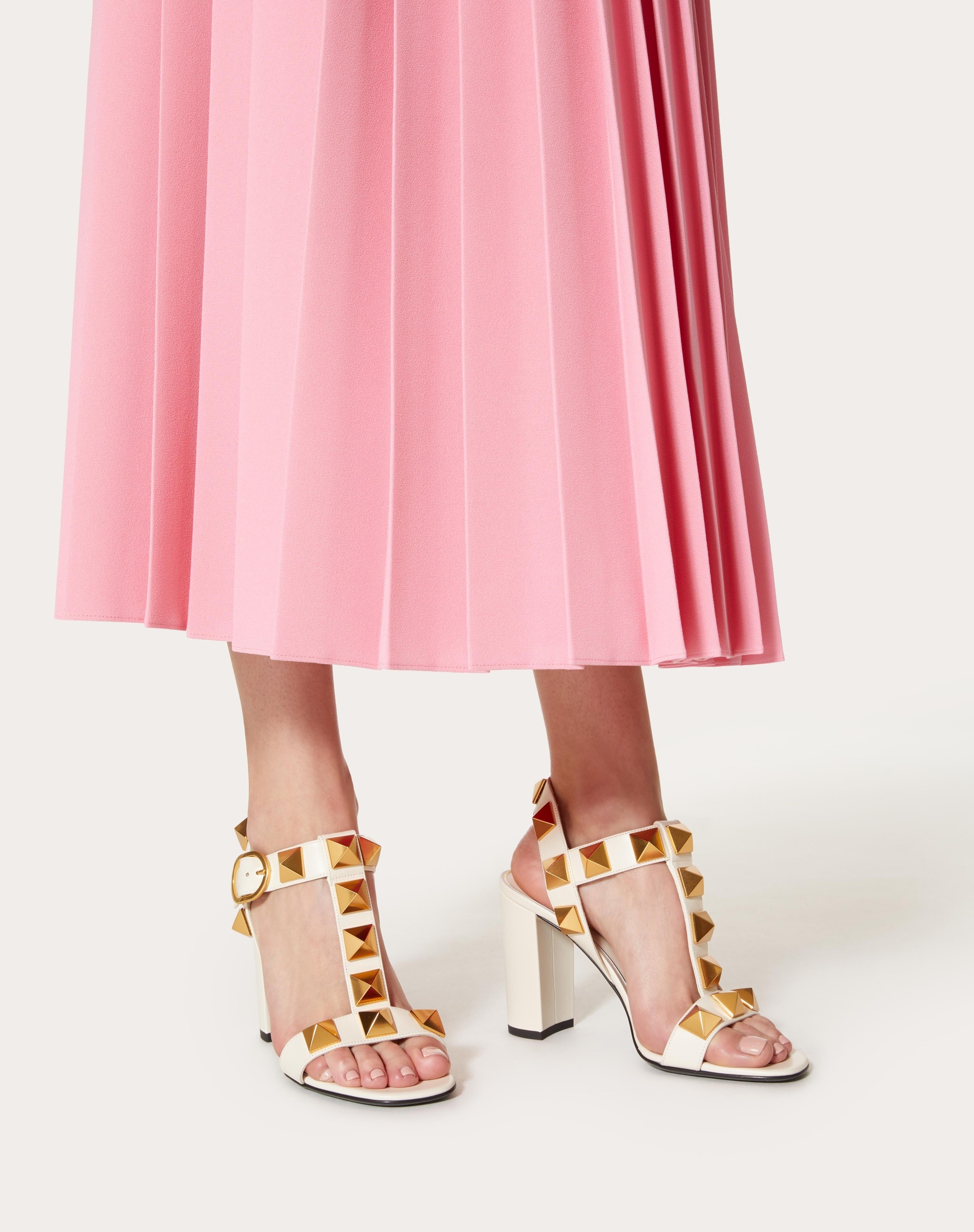 サンダル・ミュール VALENTINO FW22 ROMAN STUD SANDAL 90MM (1W0S0CR1ZWM UWT) Valentino Garavani Roman Stud 90mm Leather Sandals | Black