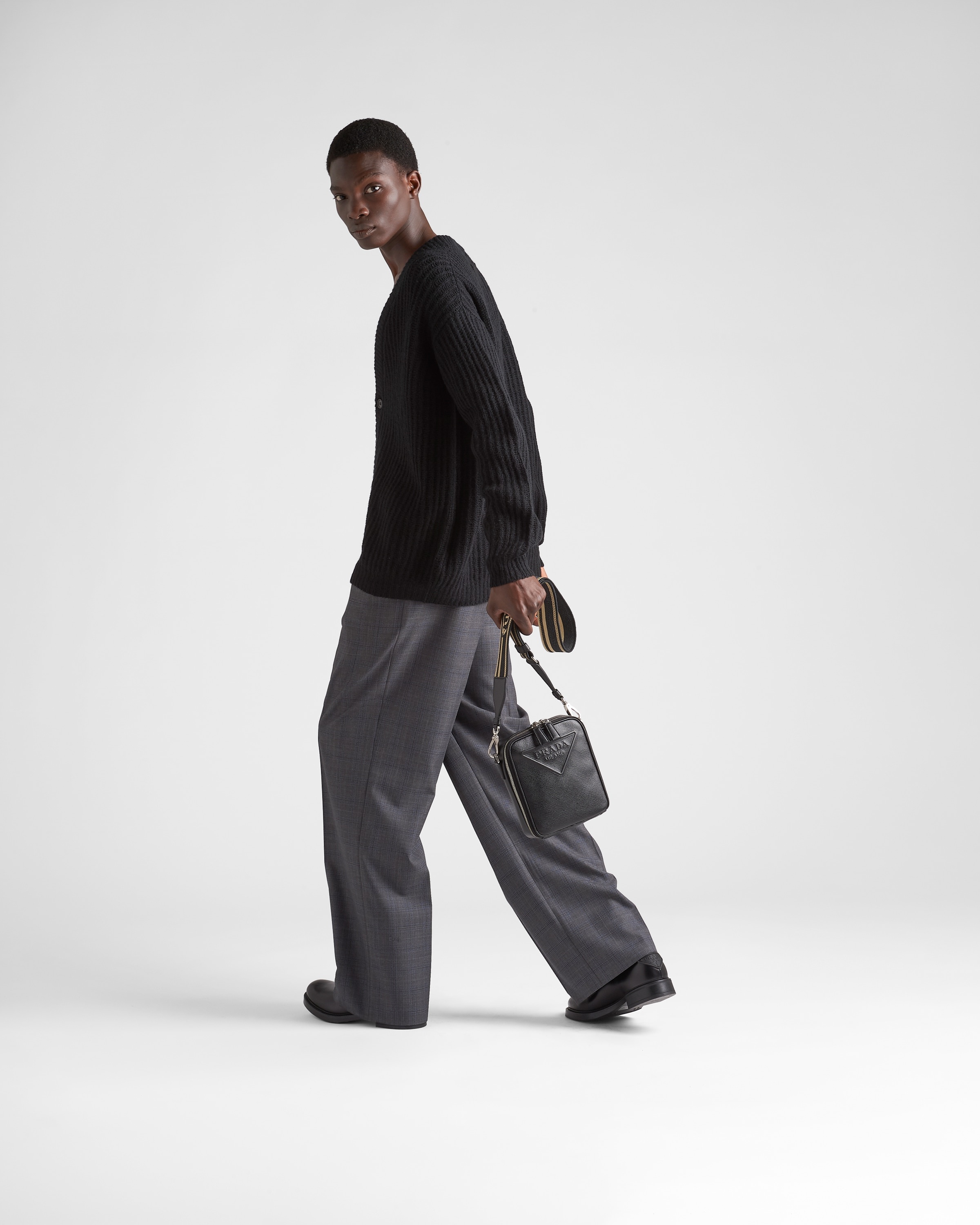 Saffiano leather shoulder bag - 7