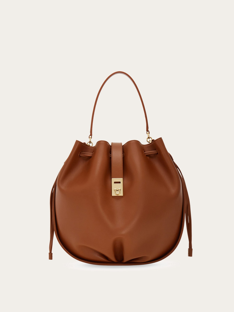 Hug bucket bag 1