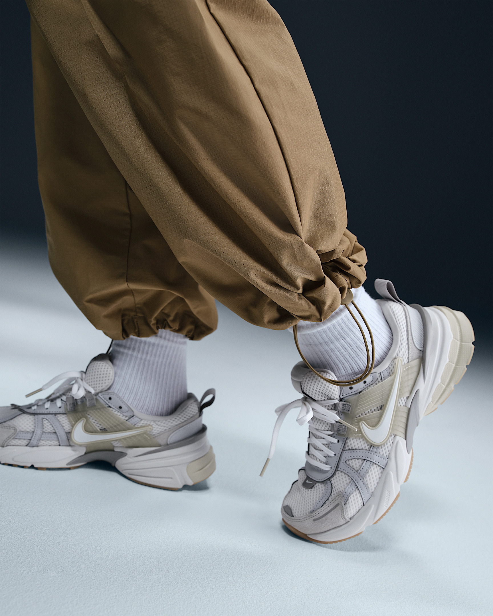Nike Sportswear Everything Wovens Women's Mid-Rise Cargo Pants - 6