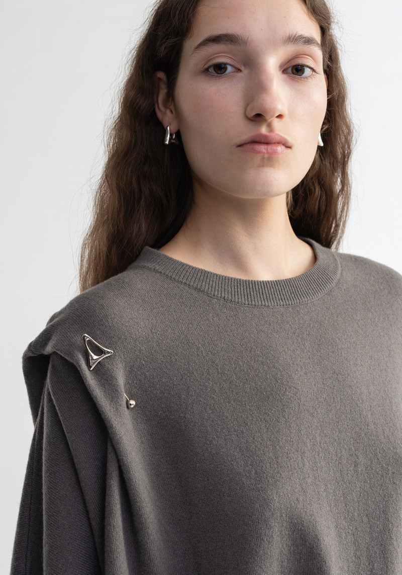AERON GRANDE
Merino wool sweater with brooch outlook