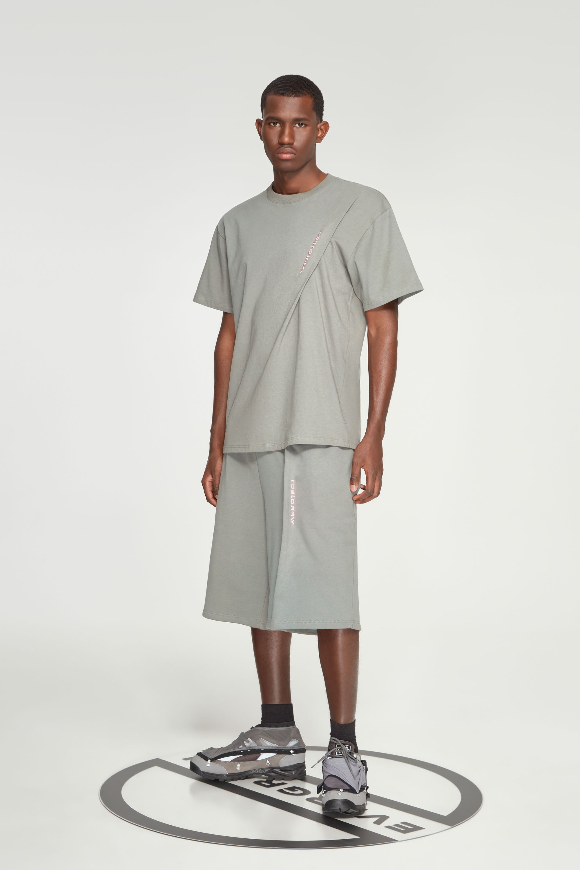 Classic Pinched Logo T-shirt - 5