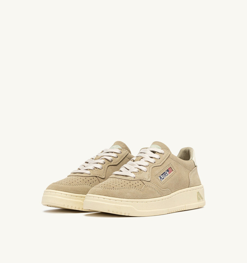 AUTRY MEDALIST LOW SNEAKERS IN SPONGE AND WHITE SUEDE outlook