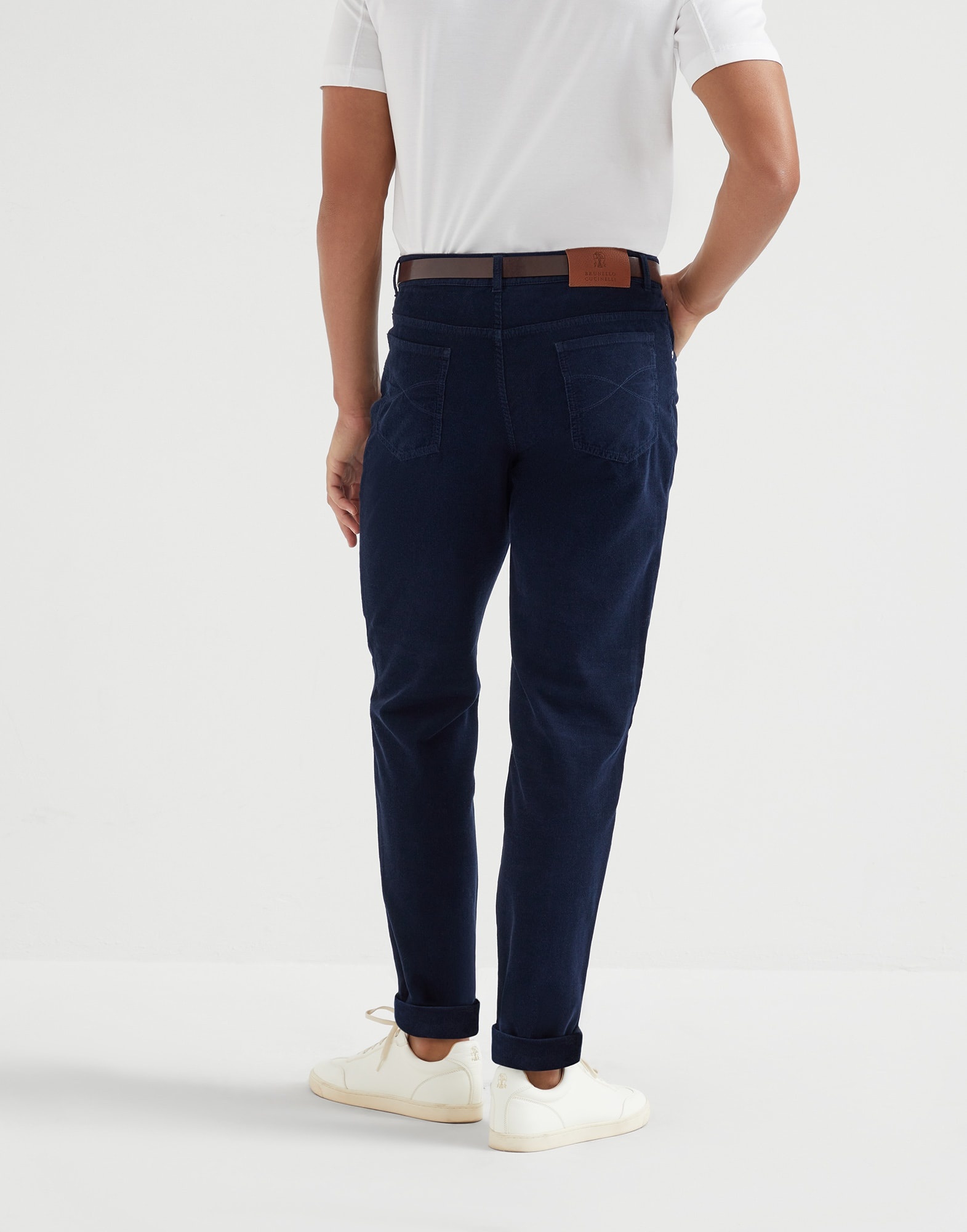 Garment-dyed Italian fit five-pocket trousers in cotton narrow wale corduroy - 2