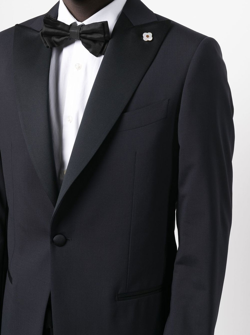single-breasted tailored suit 5
