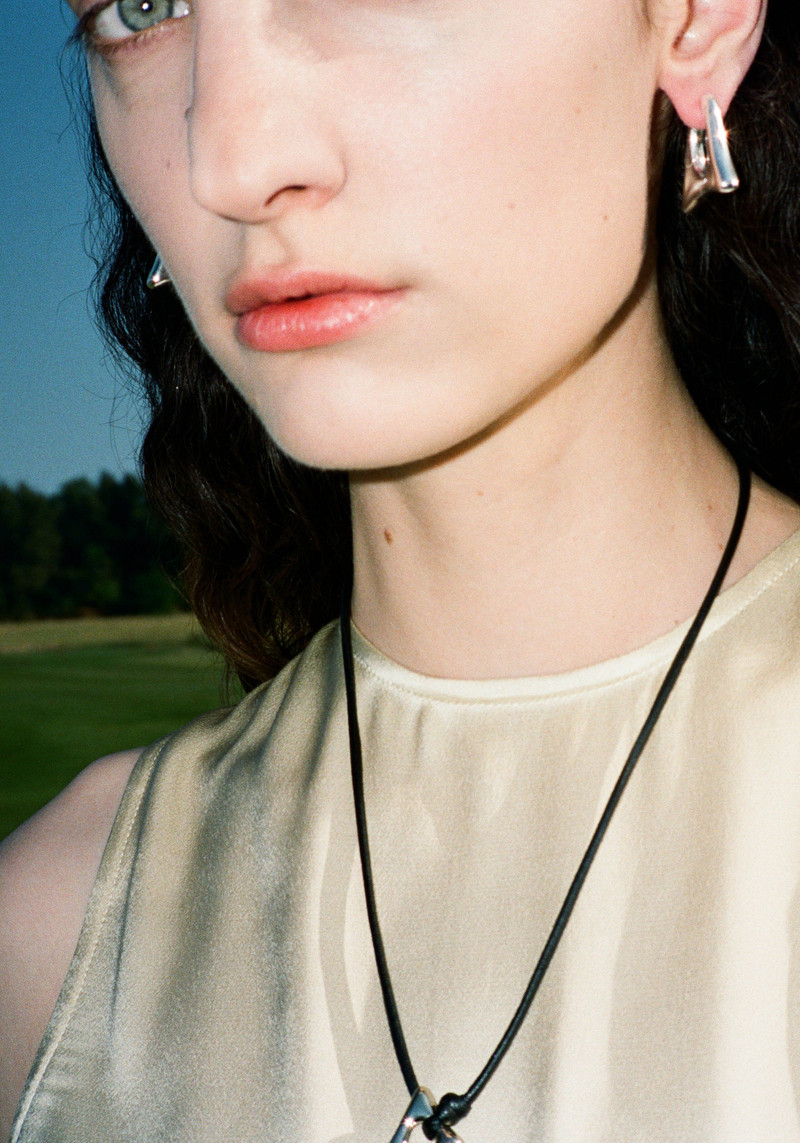 아마라
Asymmetrical 드레스 와 앞 slit 1
