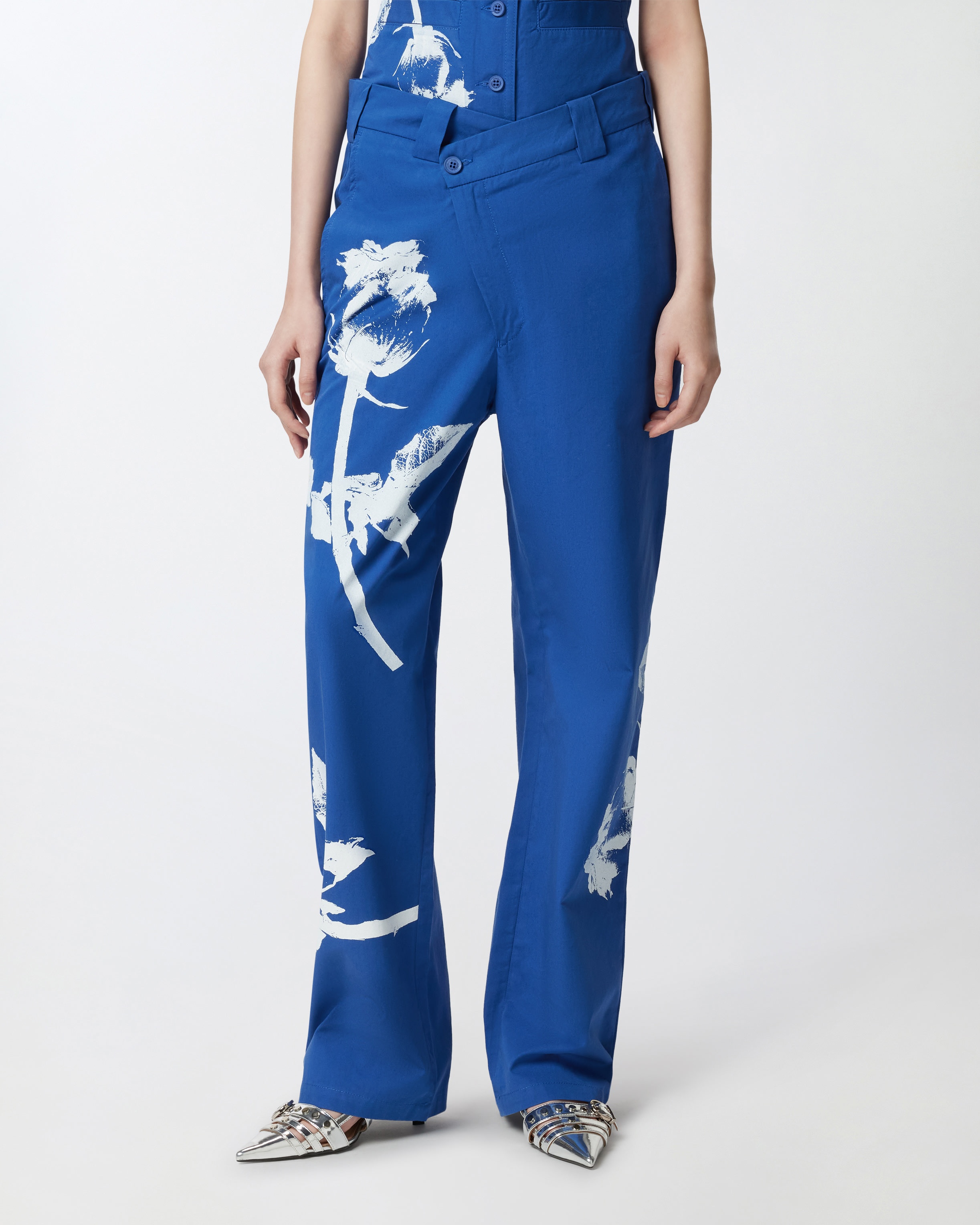 REIMAGINE BY PINKO X PATRICK MCDOWELL BLUE TROUSERS WITH CROSSOVER AND ROSE PRINT - 3