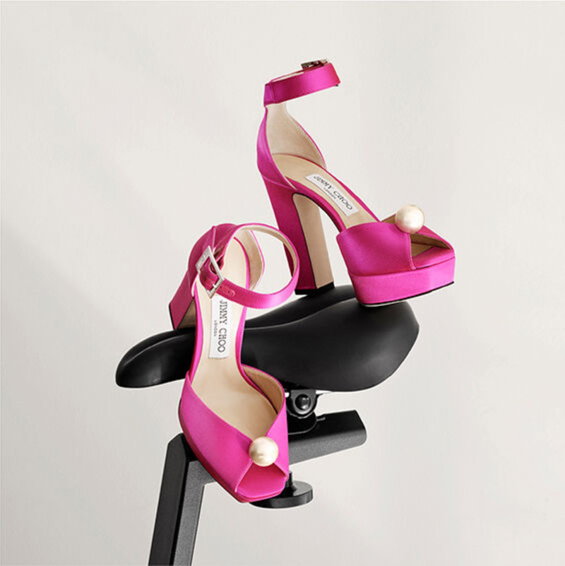 소코리 120
Pearl Detailing을 가진 Fuchsia 공단 플랫폼 샌들 7