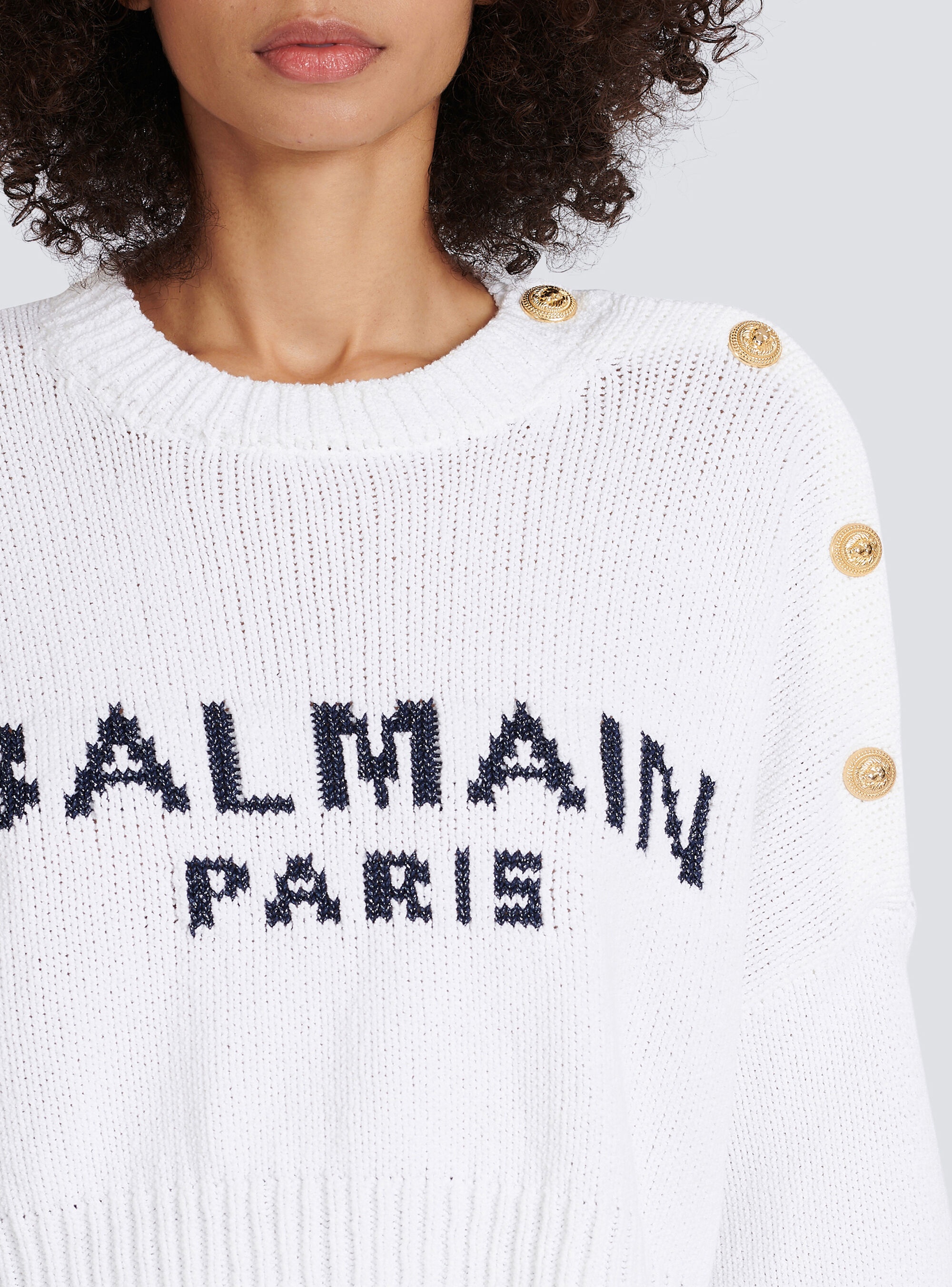 HIGH SUMMER CAPSULE - Cropped knit sweater with Balmain logo print - 7