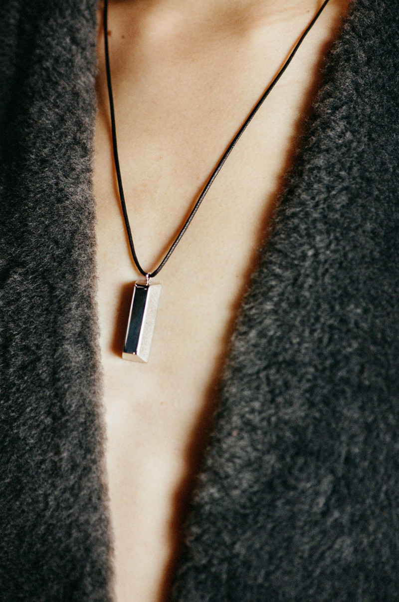 GABRIELA HEARST One Gold Bar Necklace in Platinum outlook