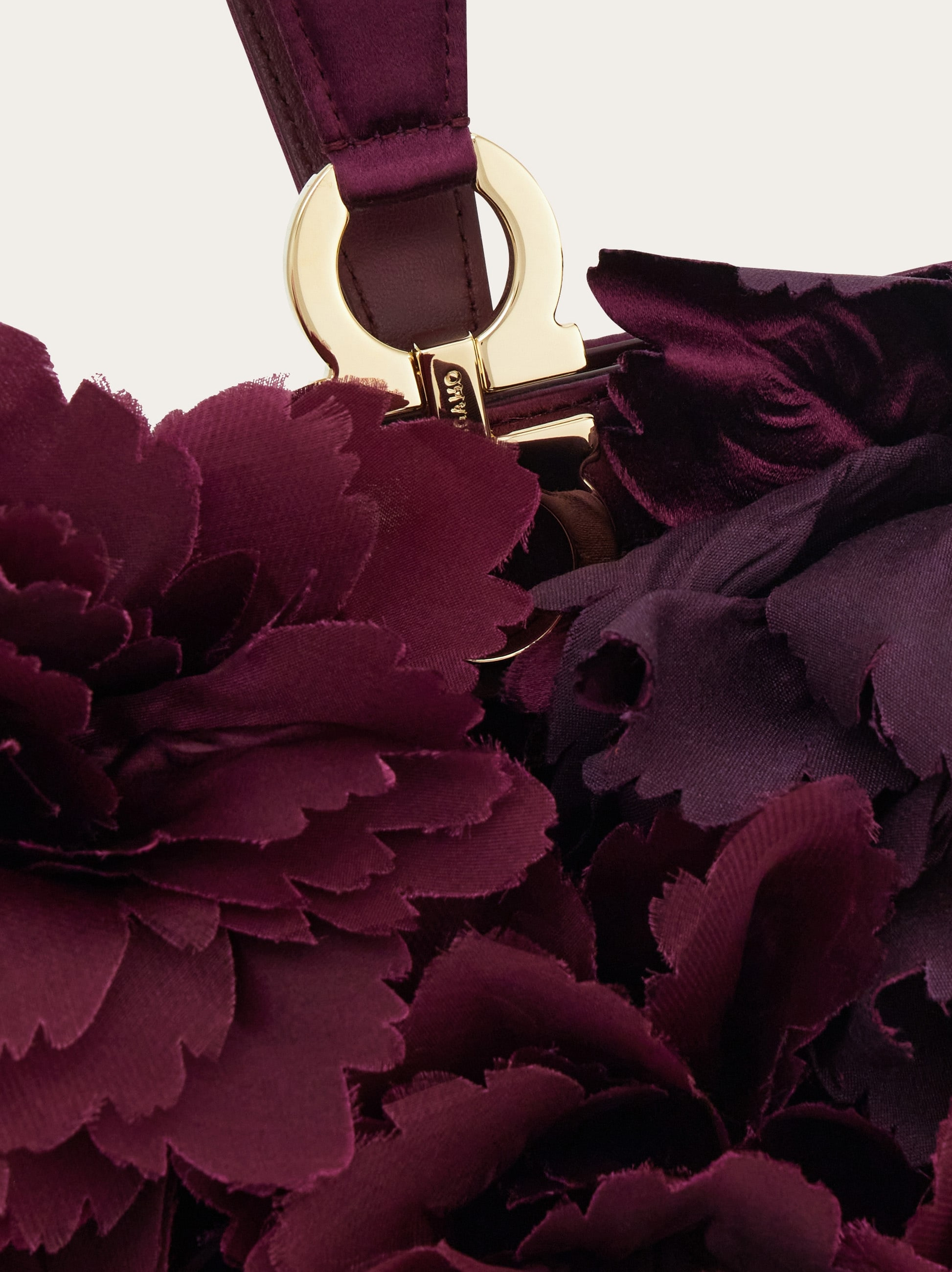 Mini clutch with floral detailing - 6