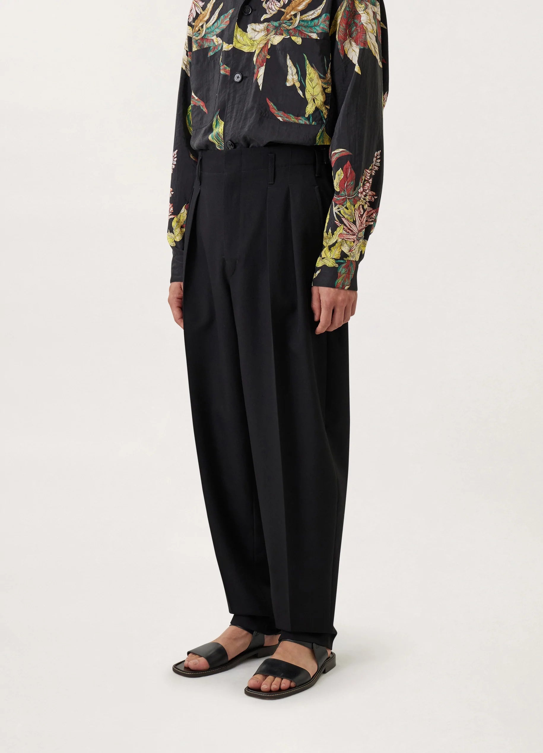 PLEATED TAPERED PANTS
WOOL GABARDINE - 3