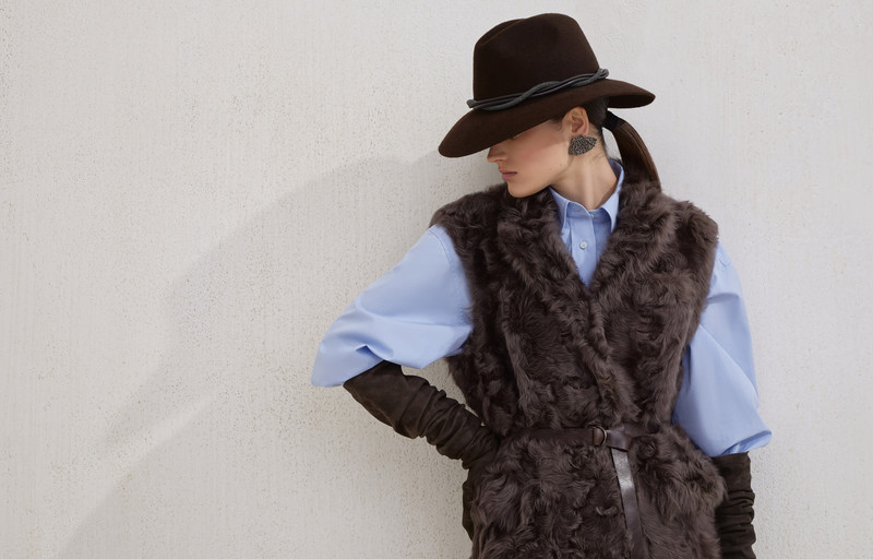 Wavy shearling vest with leather belt and monili 6