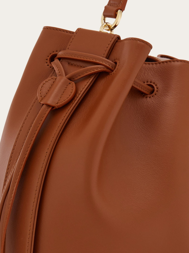 Hug bucket bag 9