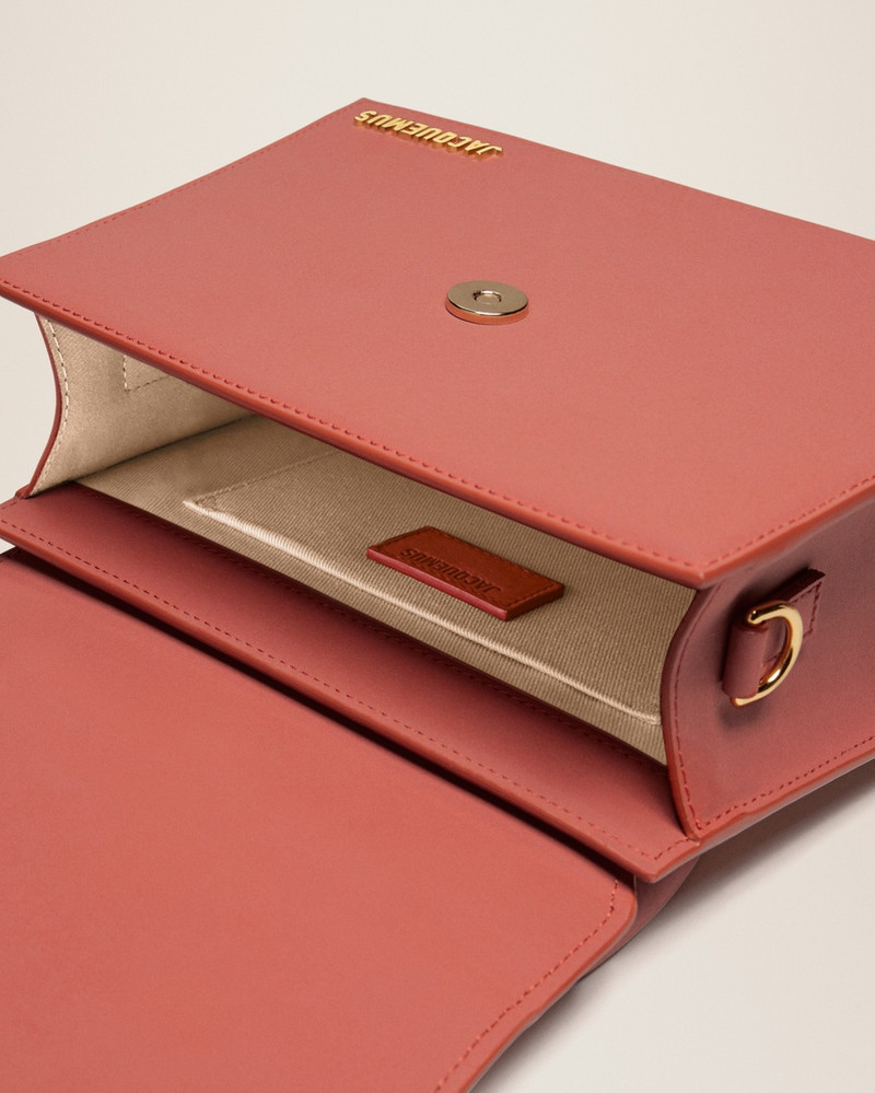 JACQUEMUS Le grand Chiquito outlook
