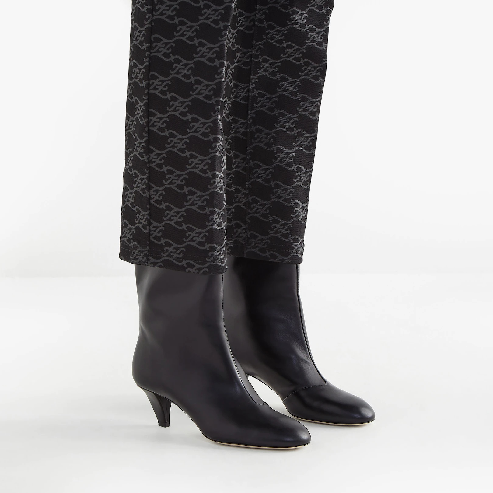 Black leather boots with medium heel - 5
