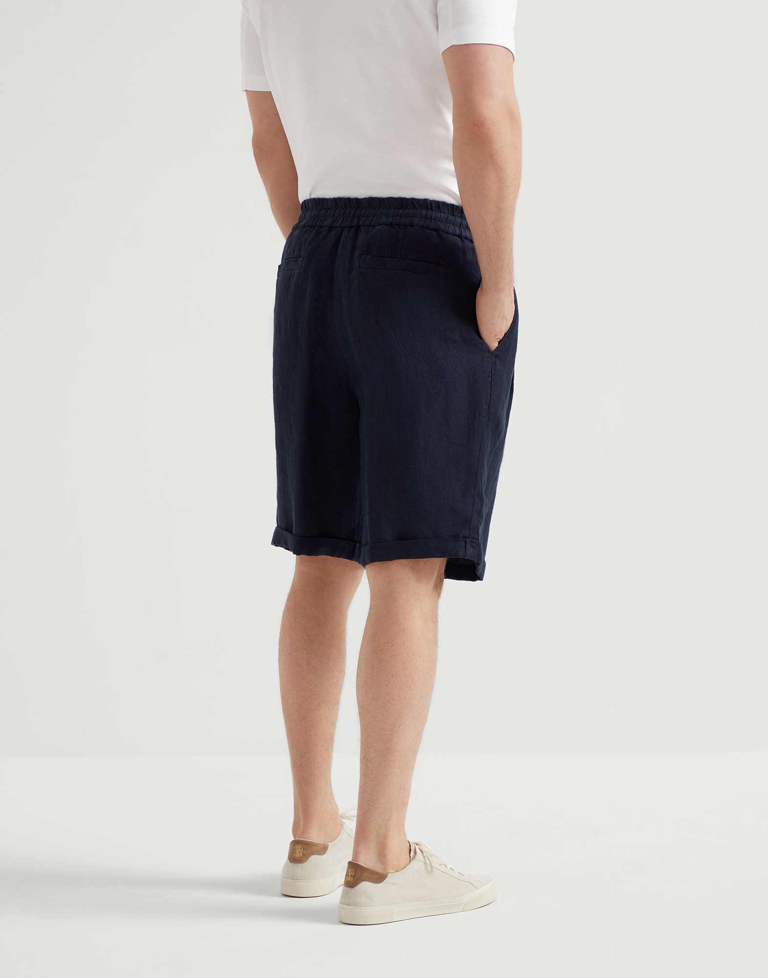 Garment-dyed Bermuda shorts in linen gabardine with drawstring and pleat - 2