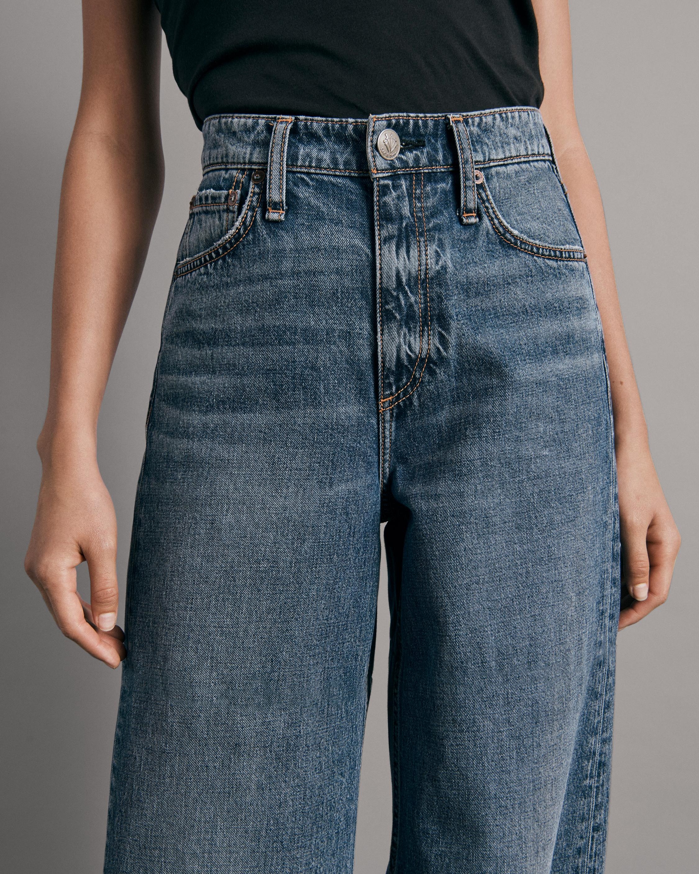 Sofie High-Rise Wide Leg - Pebbles
Relaxed Fit Mid Indigo Jean - 6