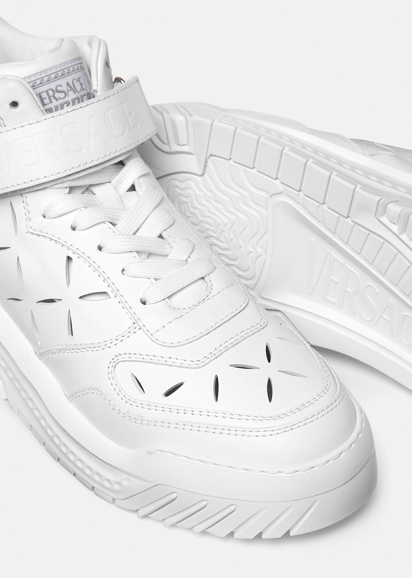 【関税込み】Versace ホワイト Slashed Odissea スニーカー VERSACE Odissea Sneakers | REVERSIBLE