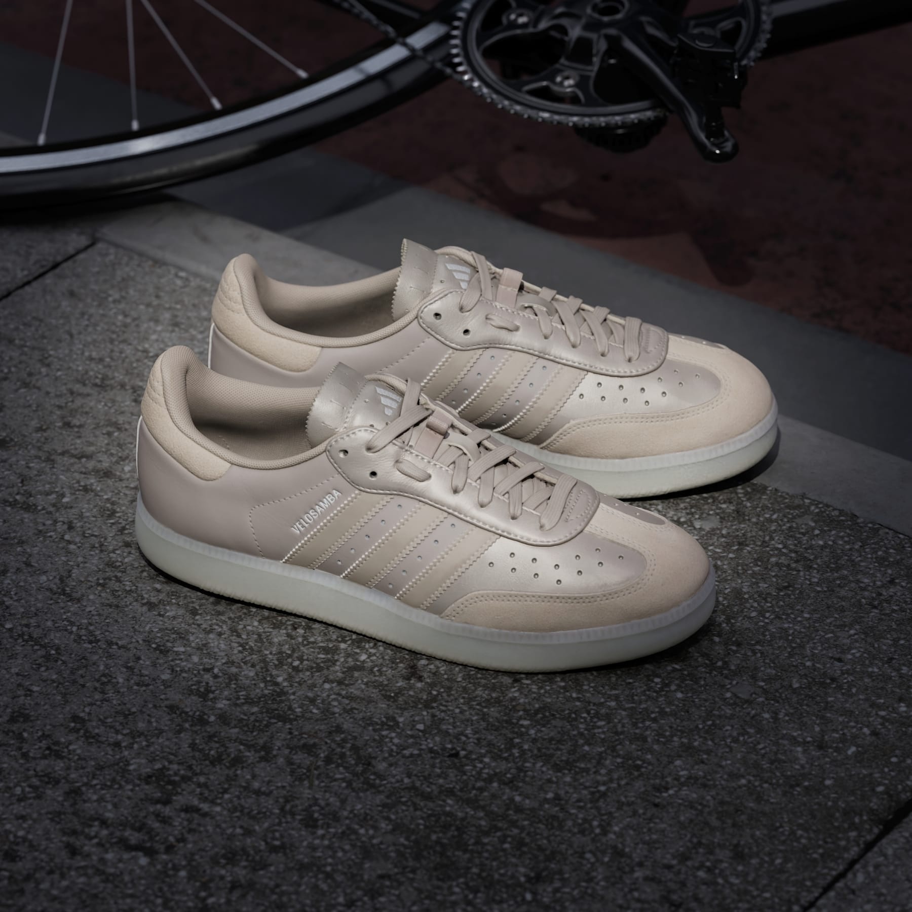 Mens Size 11 Adidas Velosamba Sneakers Champagne Metallic Leather Low Top IH5213 IH5213 Men main image 2