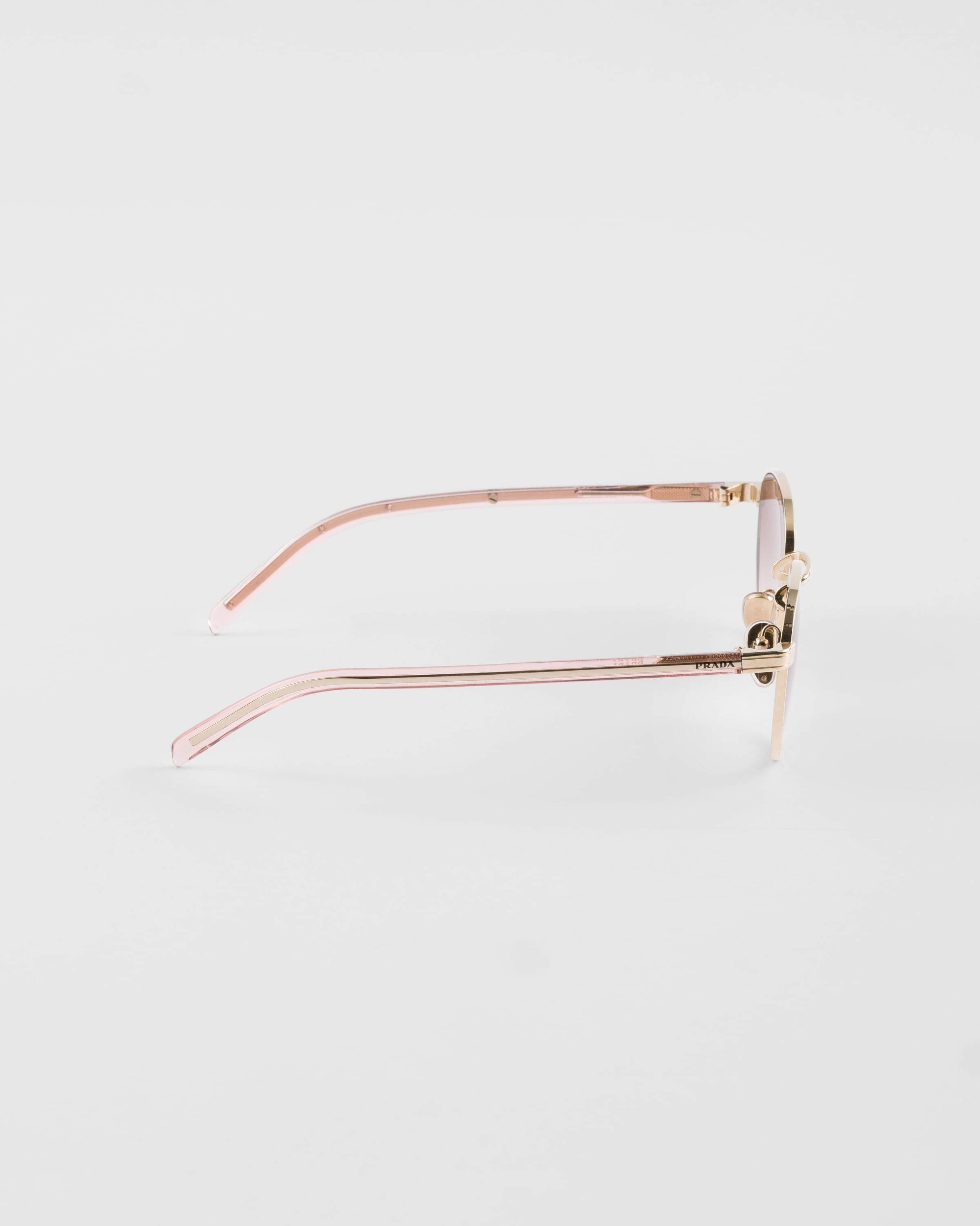 Sunglasses with the iconic metal plaque - 4