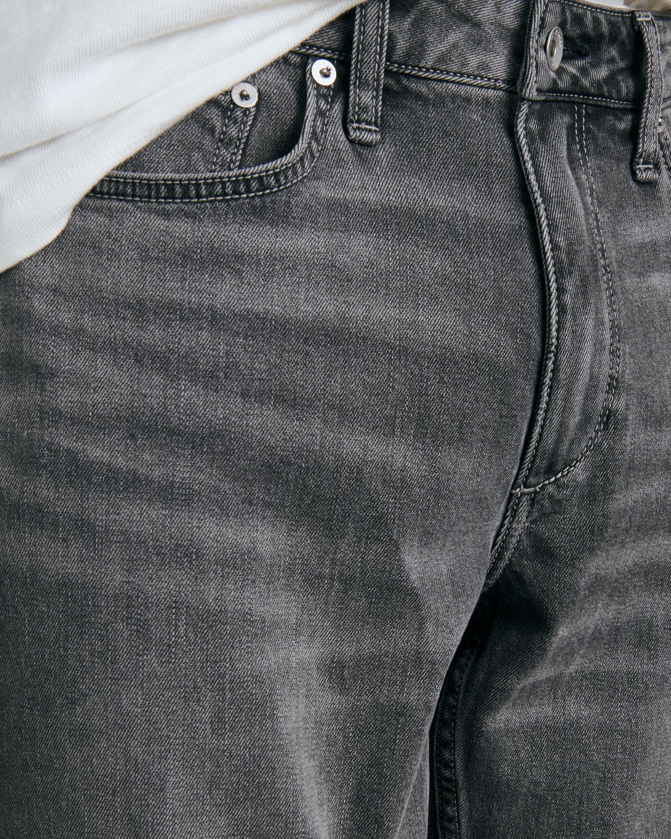 Fit 3 - Aston
Athletic Fit Grey Authentic Stretch Jean - 5