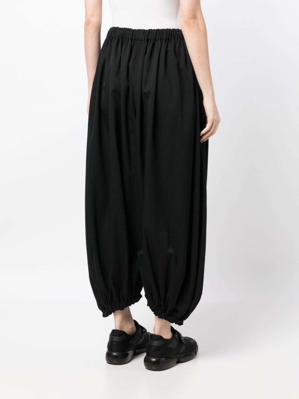 elasticated-waistband cropped wool trousers - 4