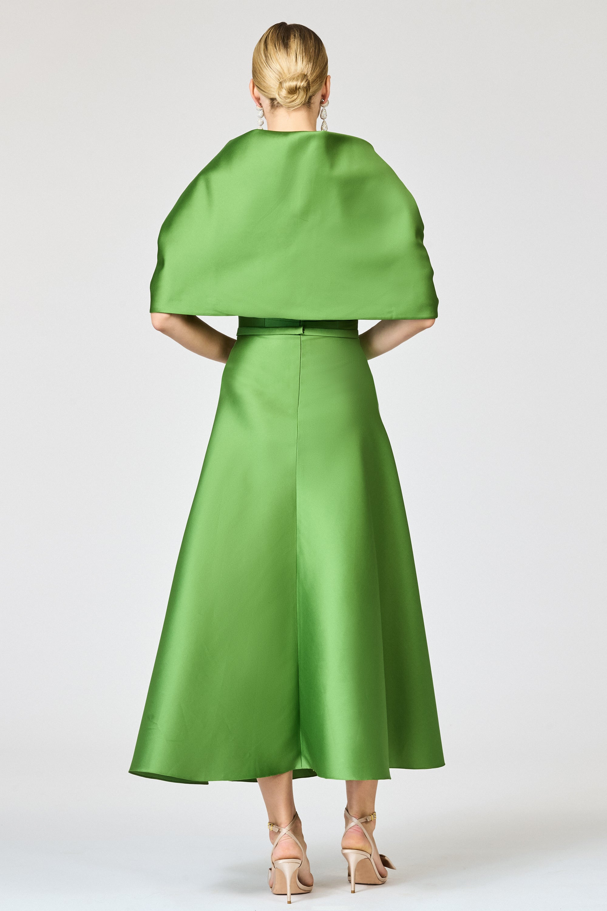 THE HUG SHAWL - GREEN GARNET - 3