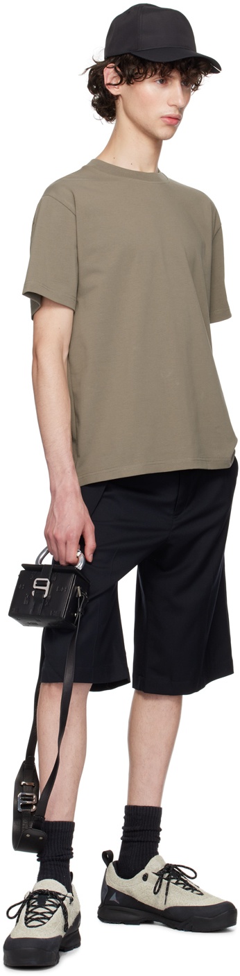 【関税込み】HELIOT EMIL カーキ Armband Tシャツ HELIOT EMIL™ Khaki Armband T-Shirt | REVERSIBLE