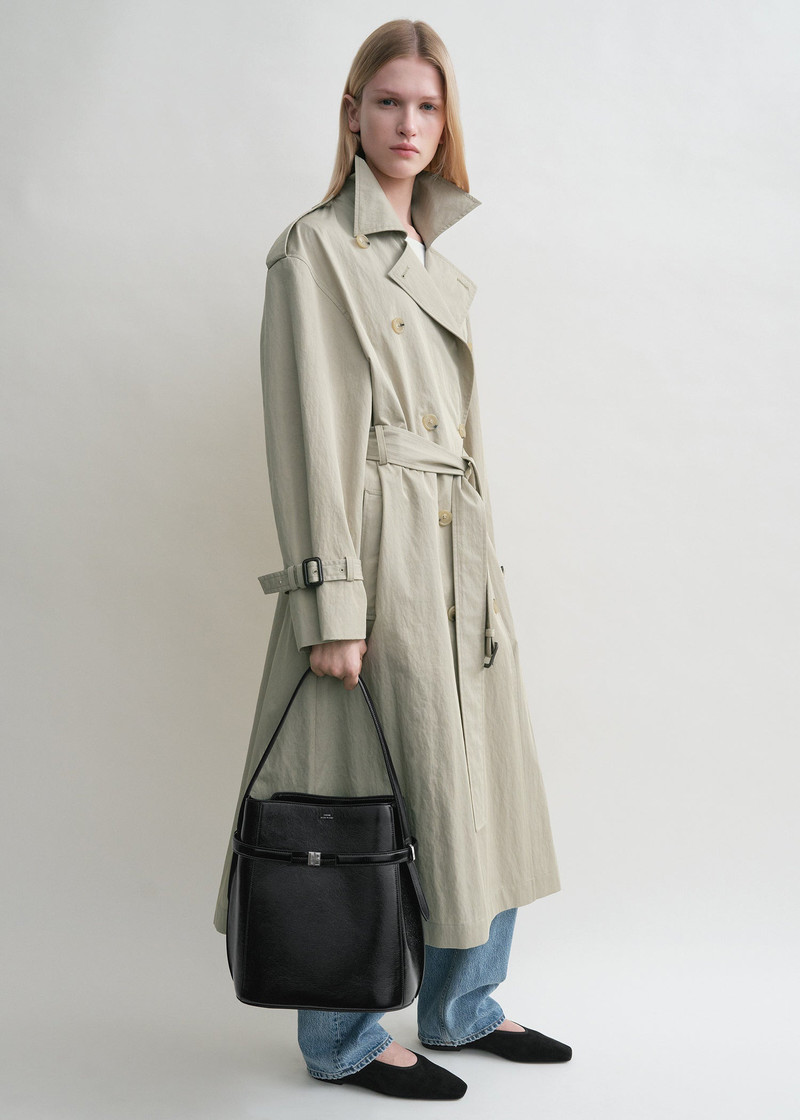 TOTEME Belted Naplack bucket bag black outlook