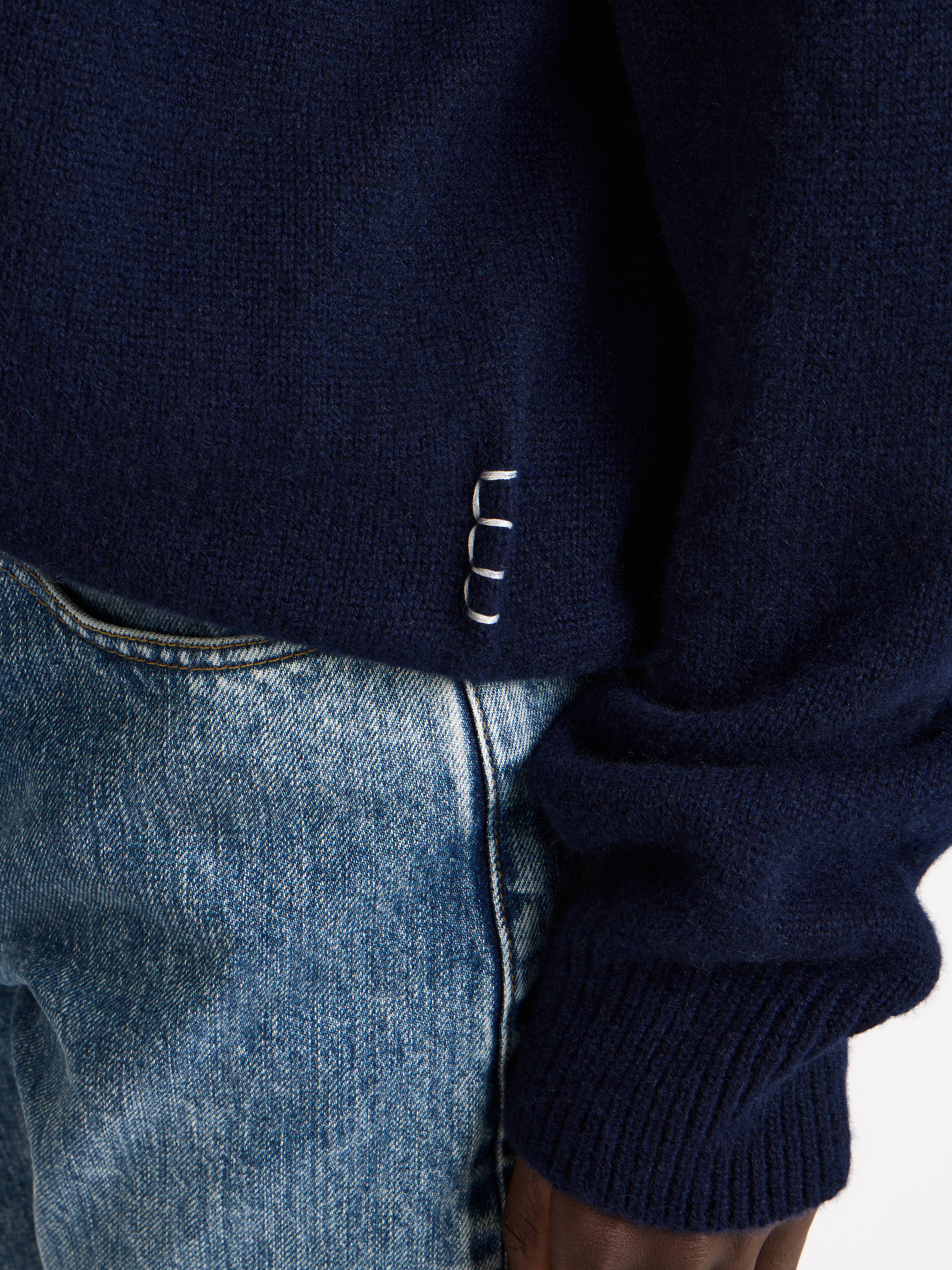 V-NECK CASHMERE JUMPER IN NAVY - 5