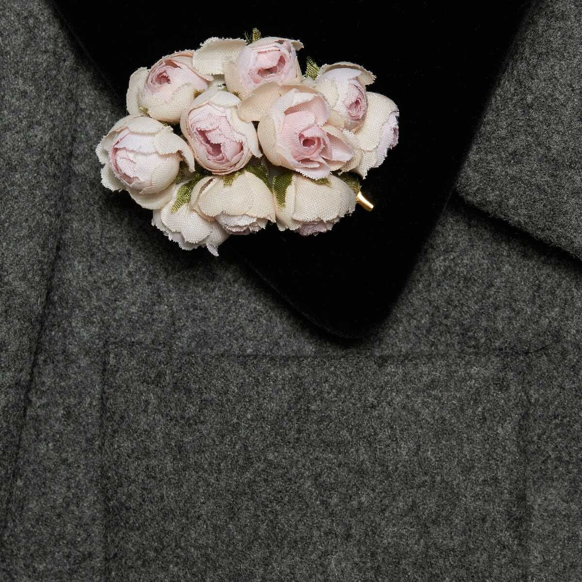 Wool coat with floral brooch - 7