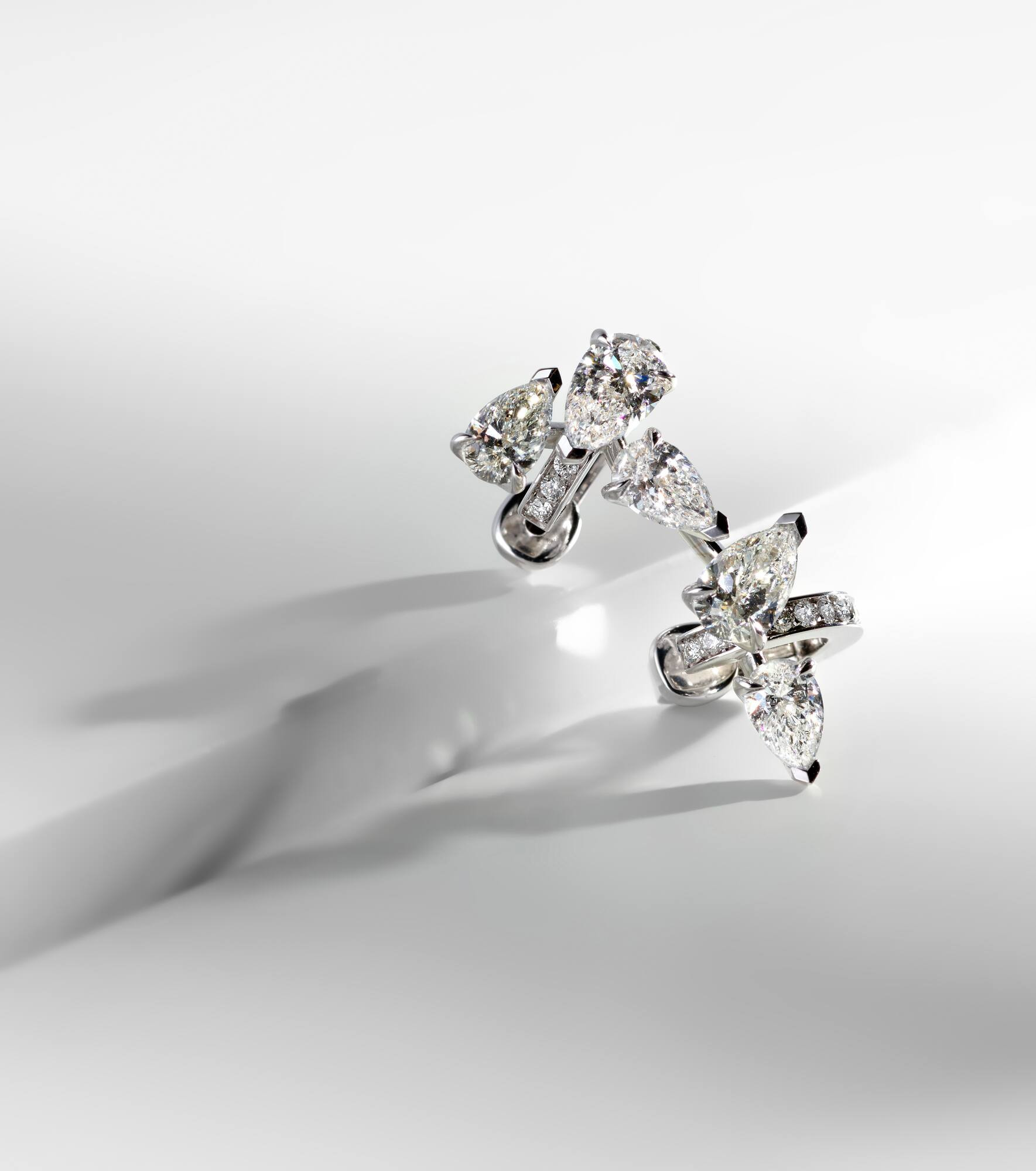 Serti Sur Vide 18kt white gold single ear cuff with diamonds - 5